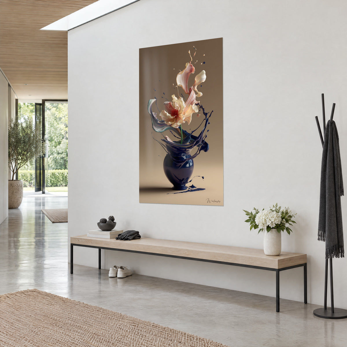 Tableau pivoine pastel aux pétales ondulés et cœur rouge, vase bleu nuit, fond beige, dans un couloir de maison d'architecte