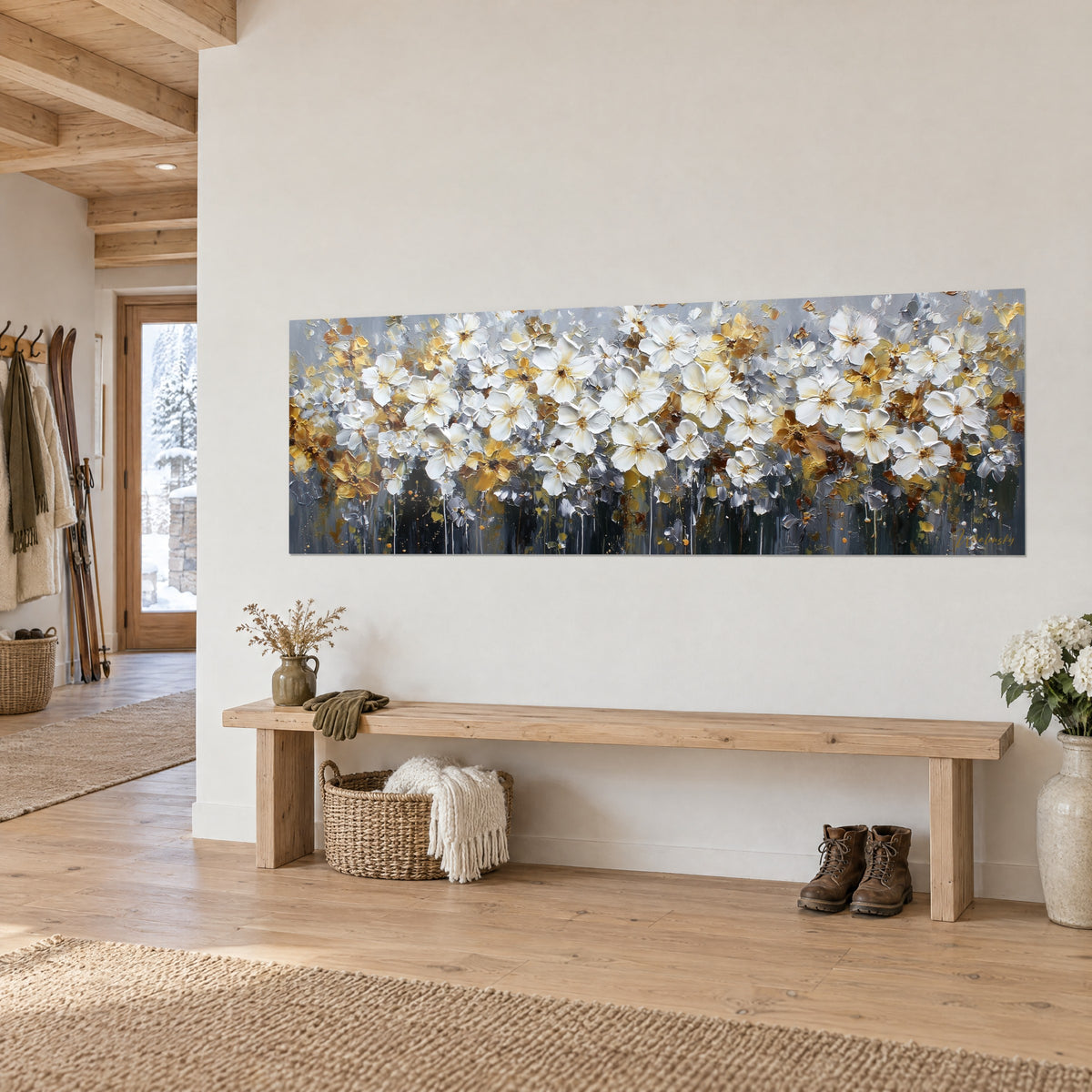 Schilderij parelmoerachtige en amberkleurige bloei in impasto, leisteengrijs en wit, aan een crèmekleurige muur met houten bank, chalet