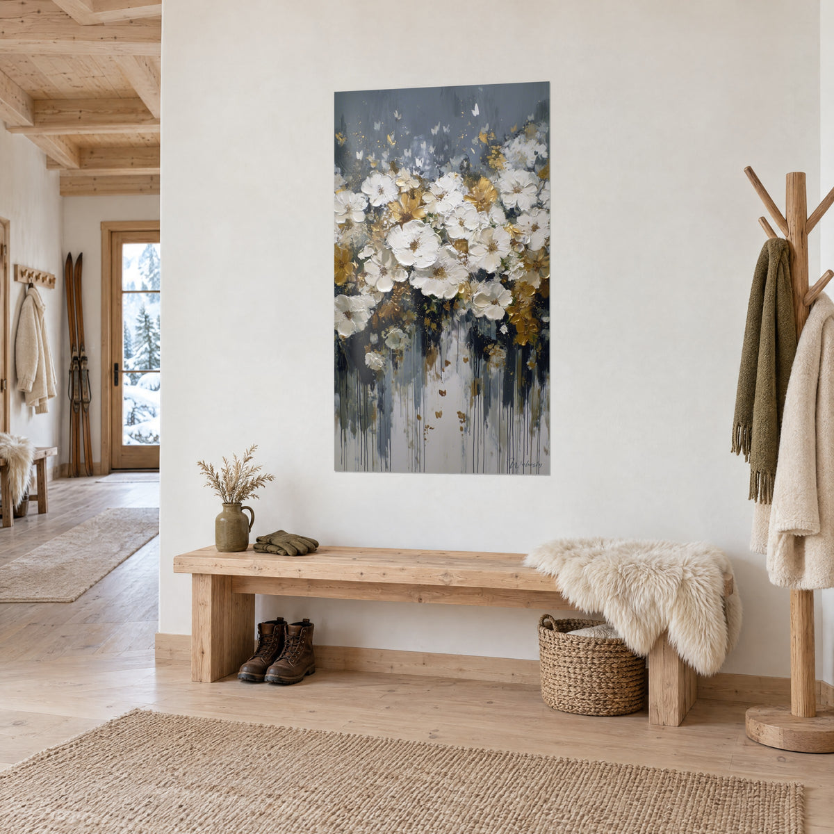 Gemälde mit einem Strauß dichter weißer und goldener Blumen, schiefergrauer Himmel, schwarze Laufspuren, an einer cremefarbenen Chalet-Flurwand
