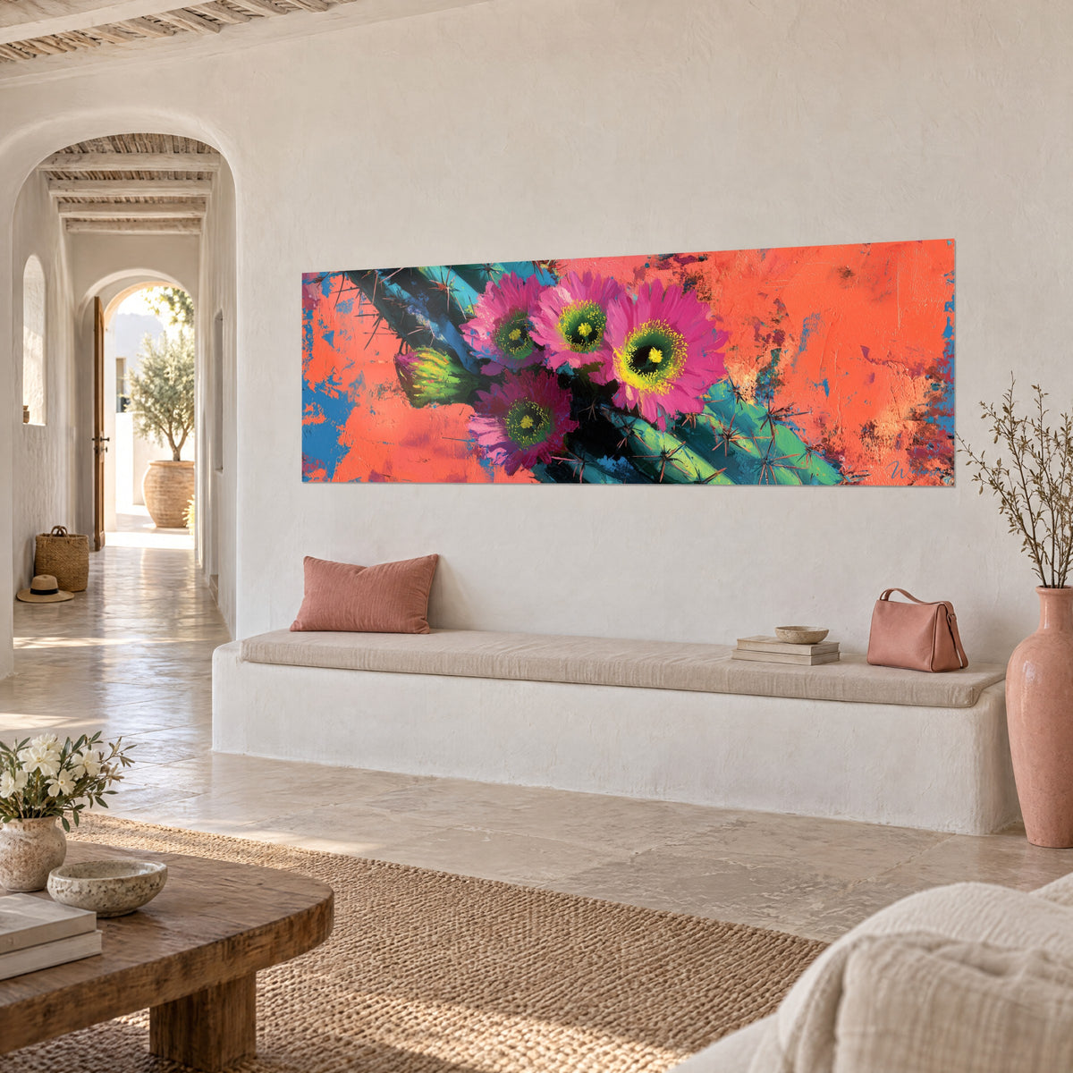 Tableau fleurs de cactus magenta sur fond corail et touches bleues, mur blanc à l'arche, maison méditerranéenne