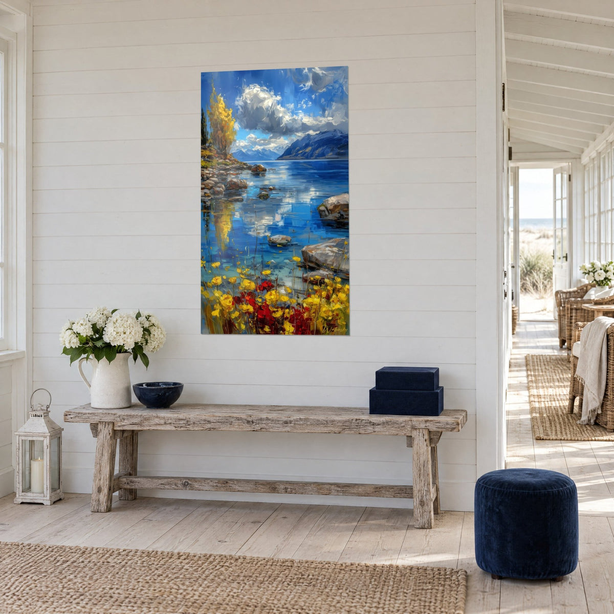 Schilderij meerlandschap in dikke verf: kobaltblauwe lucht, gouden populier, grijze rotsen, op een houten bank van een huis aan zee