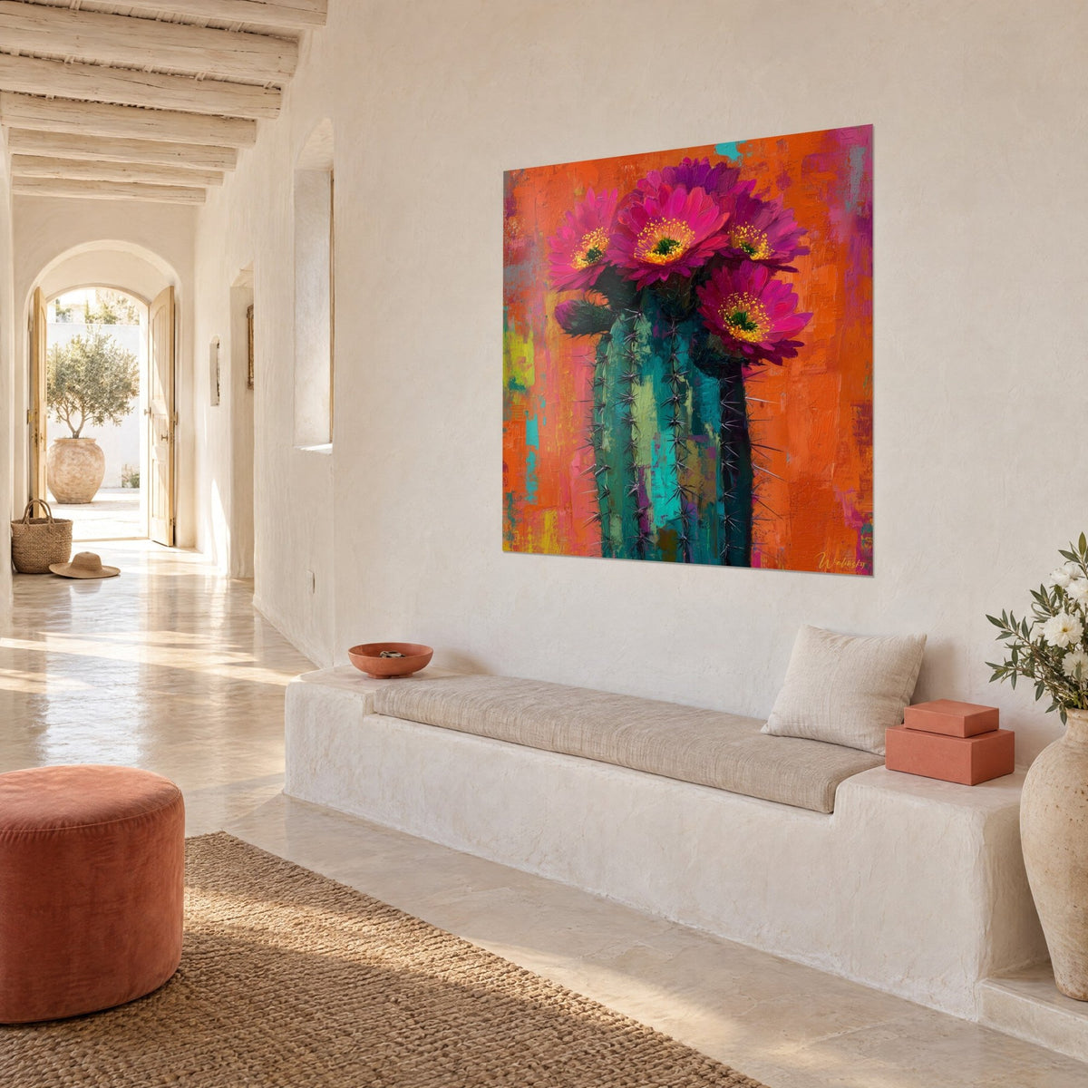 Cuadro floración espléndida de tres corolas fucsia sobre un tallo turquesa espinoso, fondo naranja, pared blanca de una casa mediterránea