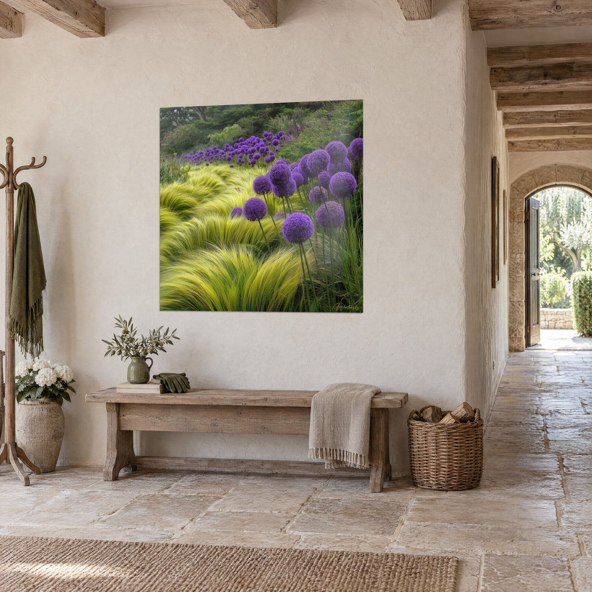 Cuadro esferas moradas de flores de allium sobre tallos verdes largos, hierbas amarillo limón, vista de tres cuartos en un pasillo de piedra