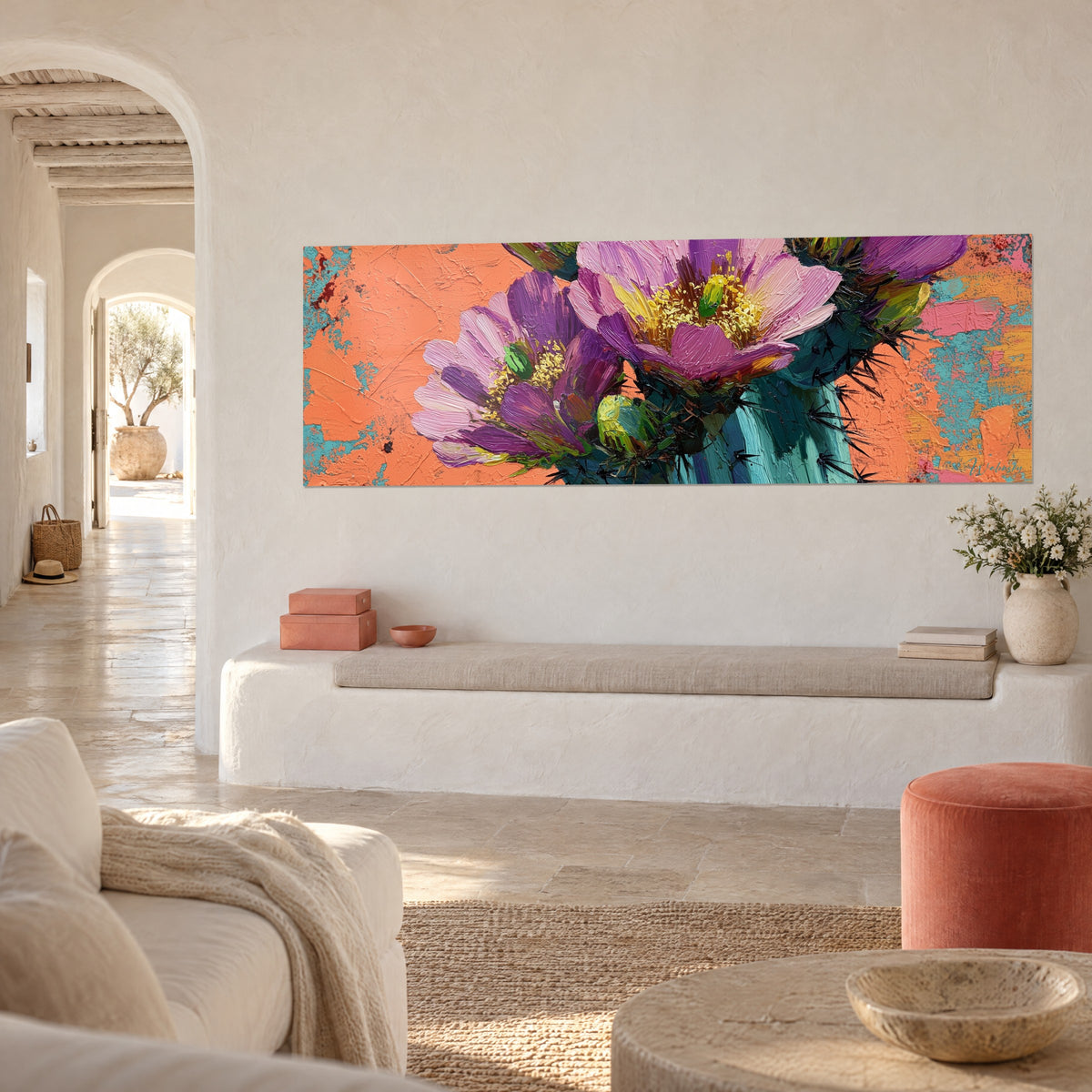 Schilderij lila cactusbloemen met gouden meeldraden, zwarte stekels op oranje en turkoois achtergrond, witgekalkte muur