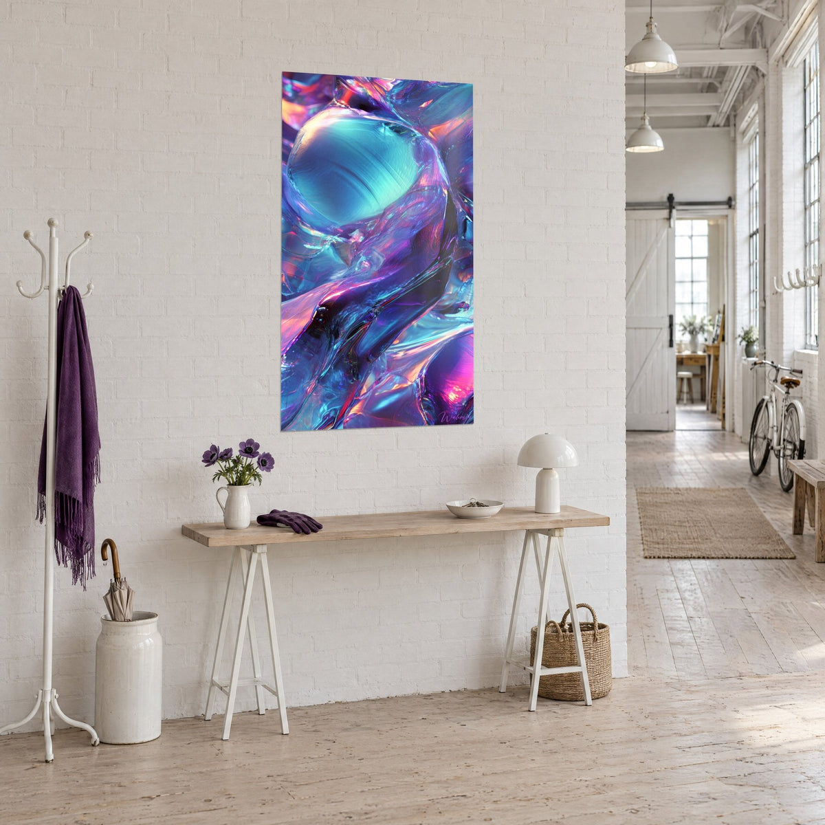 Quadro cristalli iridescenti con riflessi magenta e ciano, formato verticale su parete di mattoni bianchi, console e corridoio del loft