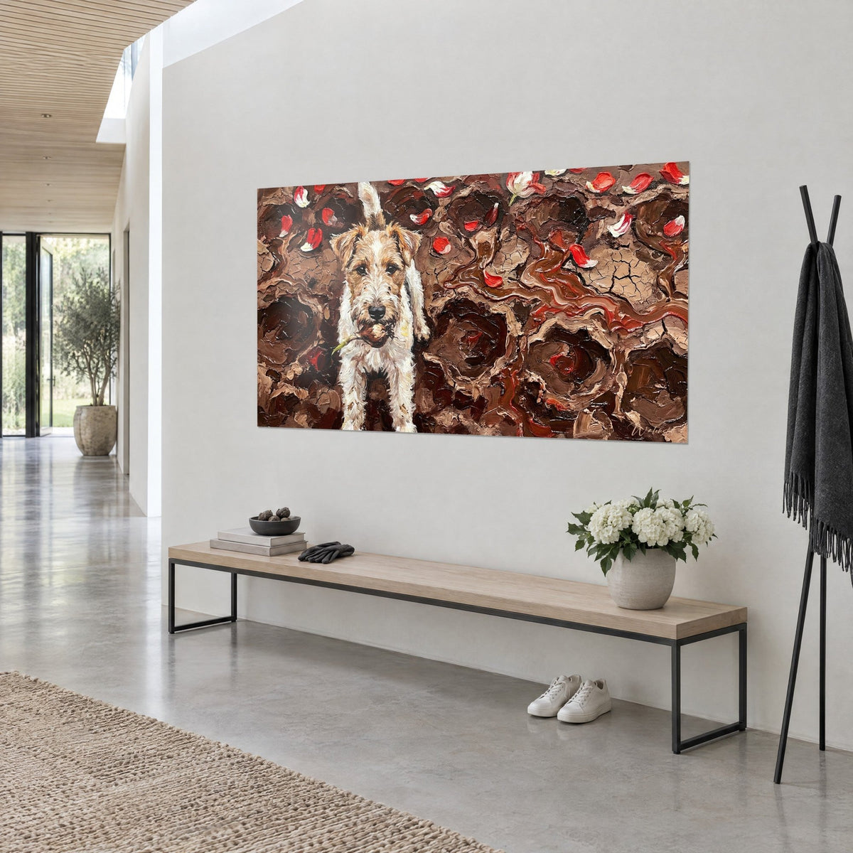 Gemälde Terrier mit schnurrbärtiger Schnauze vor rissigem braunem Hintergrund, verstreute leuchtend rote Blütenblätter, weiße Wand, Holzbank