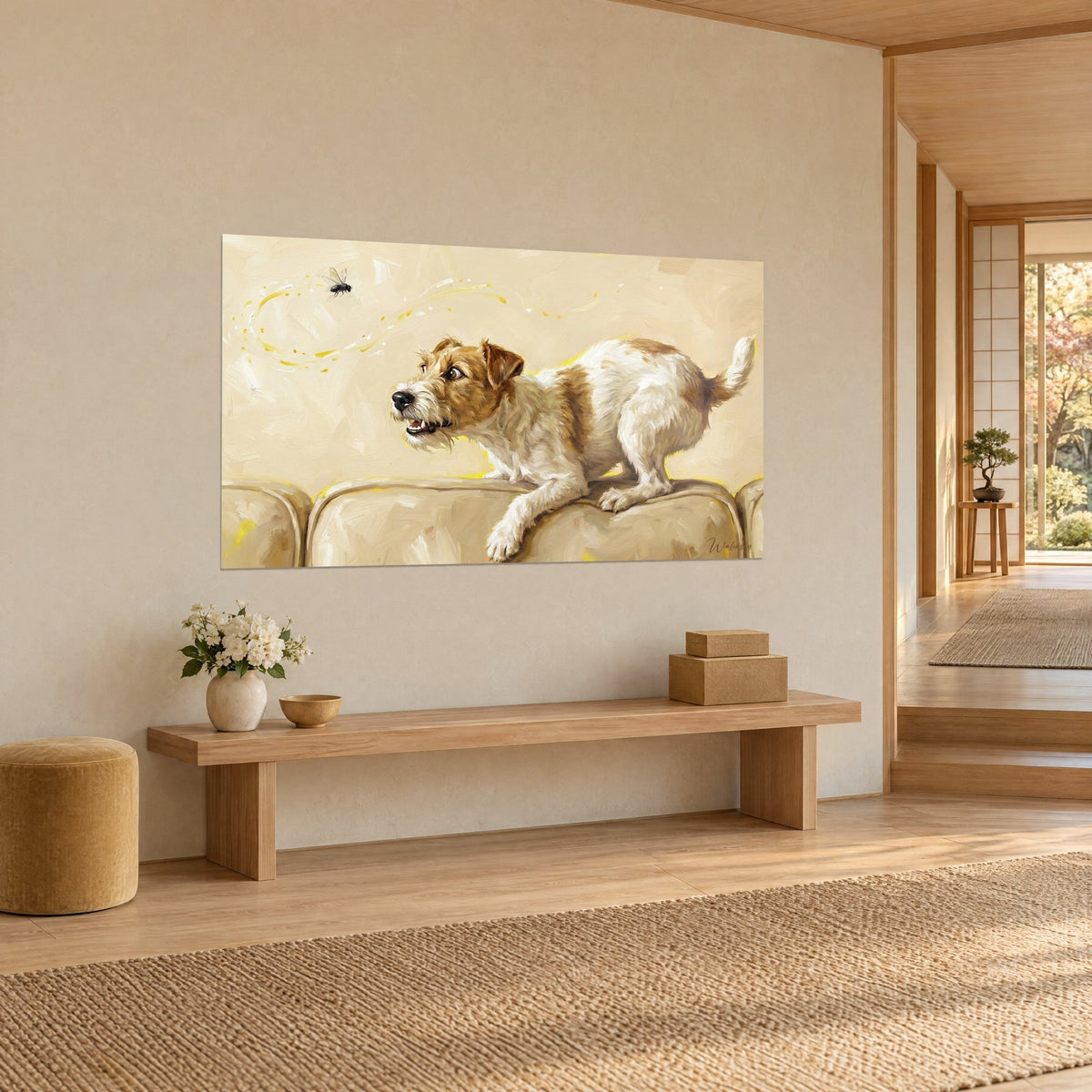 Tableau terrier à poil dur crème et fauve, oreille tombante, mouche noire en haut, mur beige près d'un banc en bois
