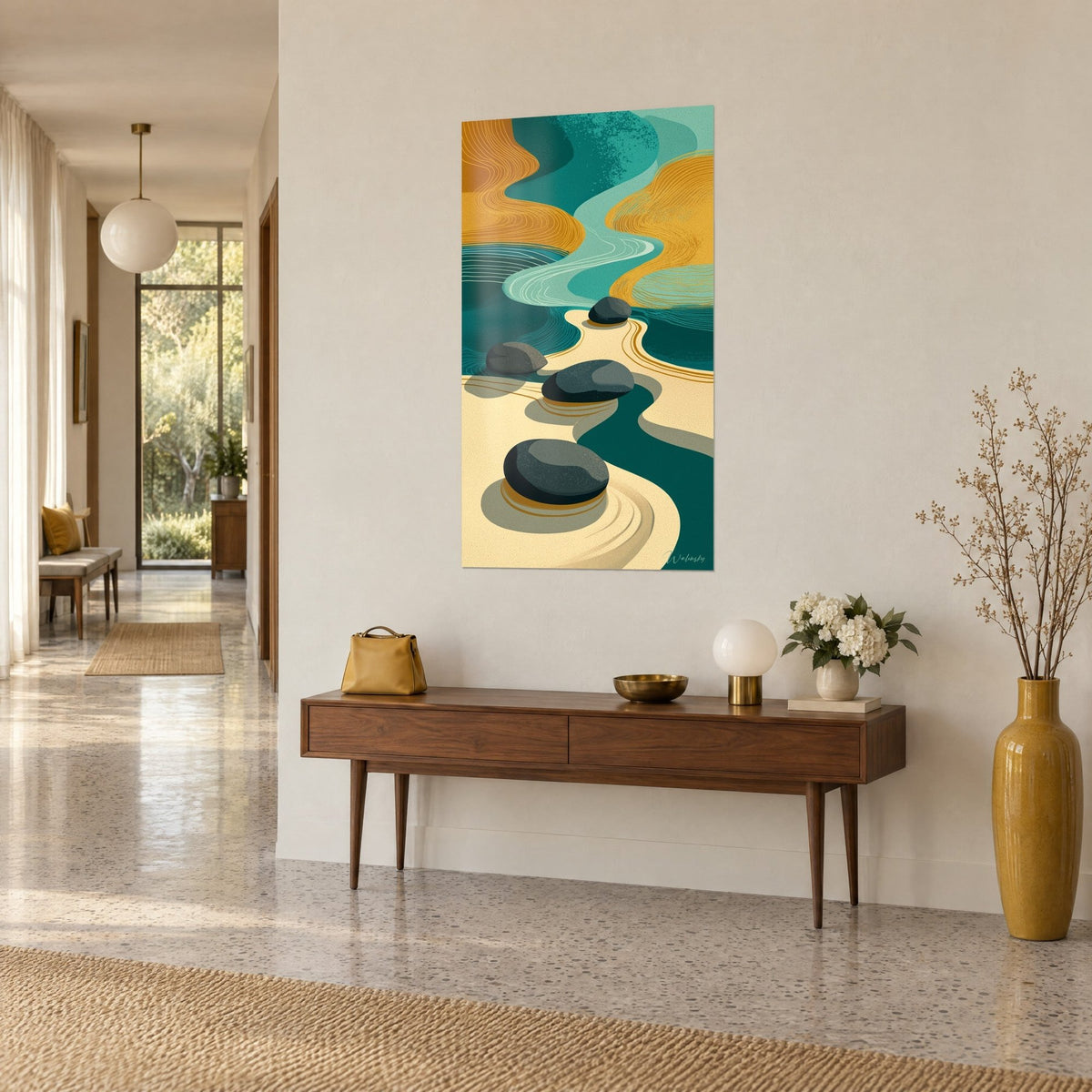 Cuadro jardín zen estilizado con olas ocres y cinta turquesa sinuosa, vista de tres cuartos, sobre una consola de madera