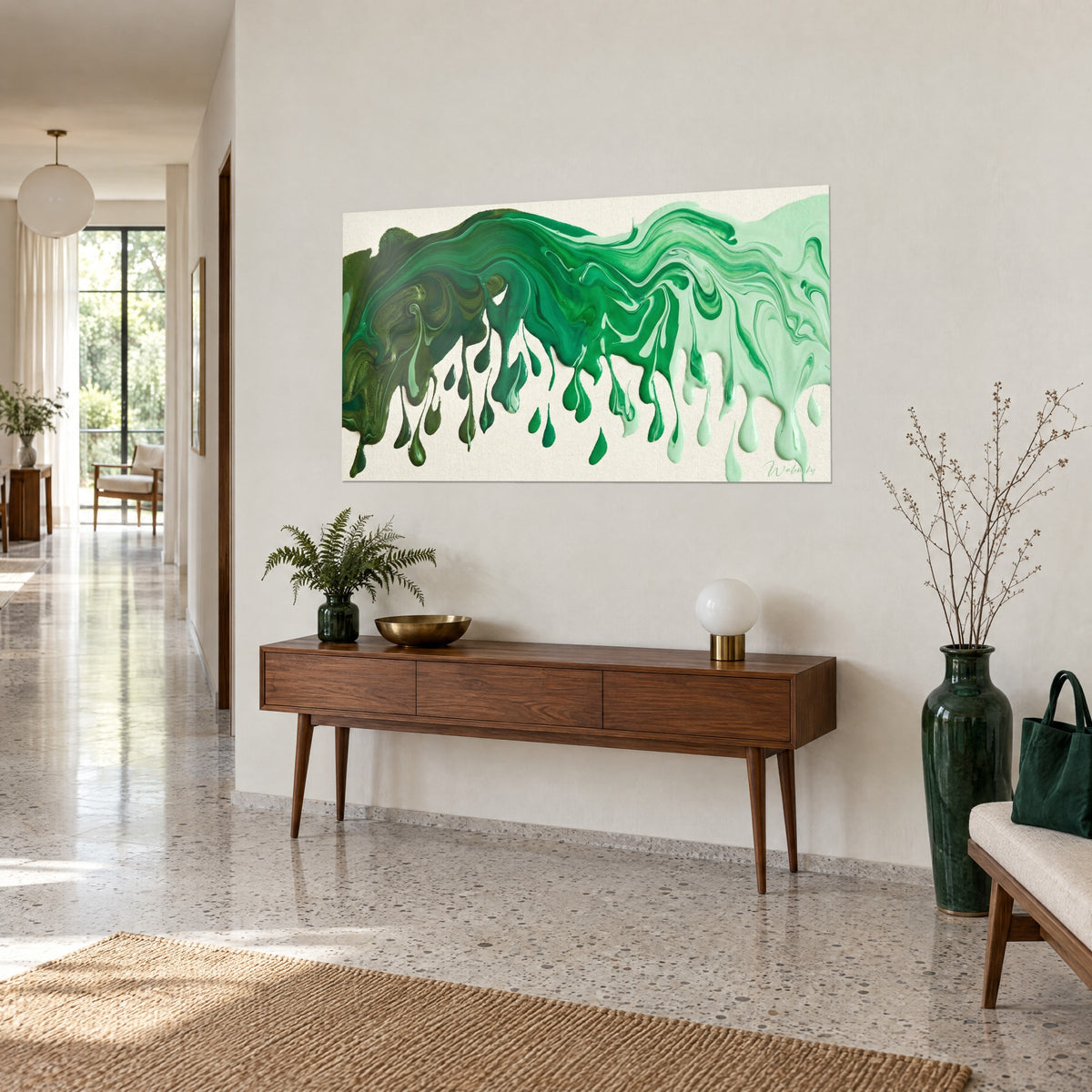Schilderij met vloeiende verf in dennengroen en watergroen, lange kleurstrepen, opgehangen boven een houten dressoir, lichte gang