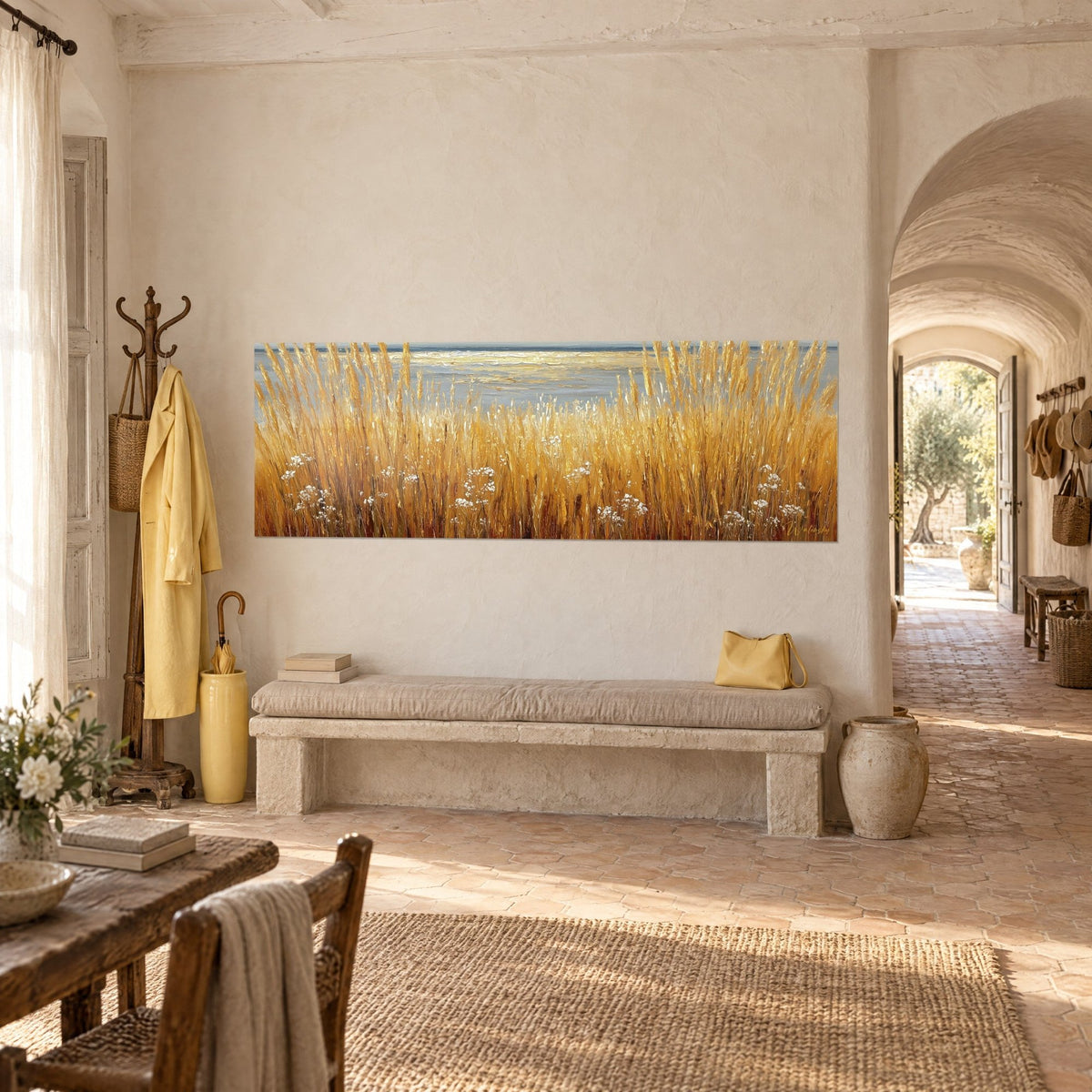 Quadro panorama di graminacee color zafferano sotto un cielo azzurro pallido, ombrelle bianche, vista a tre quarti, casolare provenzale