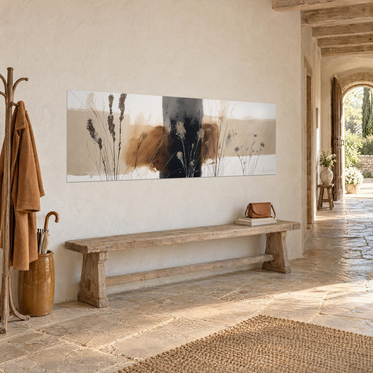 Tableau bande noire d'encre, nappes beiges et brunes, épis fins sur fond crème, mur de pierre et banc en bois