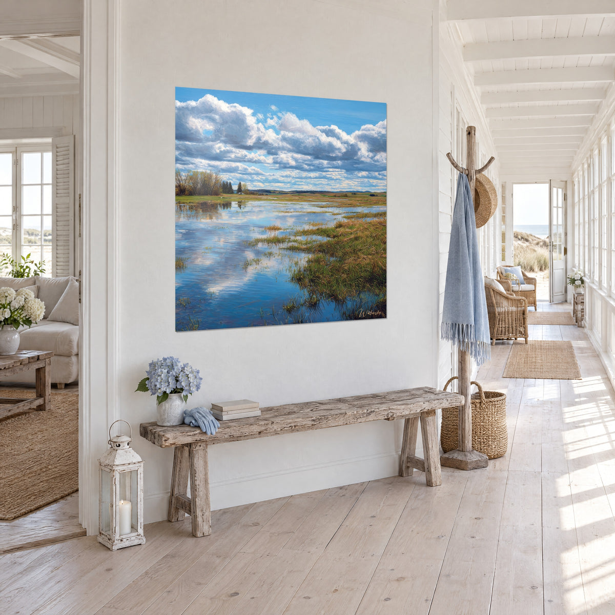 Tableau prairie inondée en avril, ciel bleu moutonné de cumulus et eau miroitante, dans un couloir de maison de bord de mer