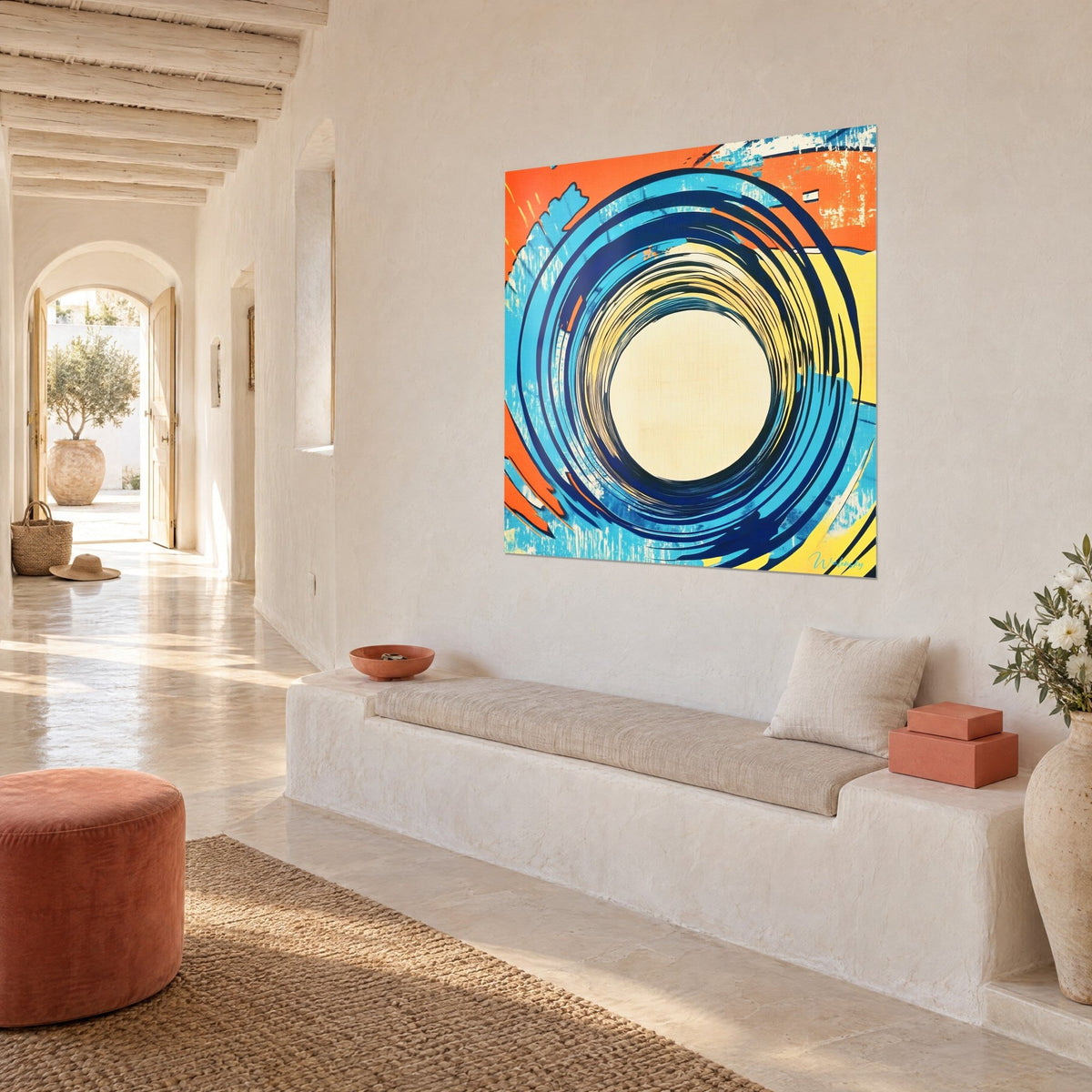 Schilderij met een wervel van marineblauwe ringen op zonnig geel en oranje achtergrond, driekwart zicht, witgekalkte muur, zitbank