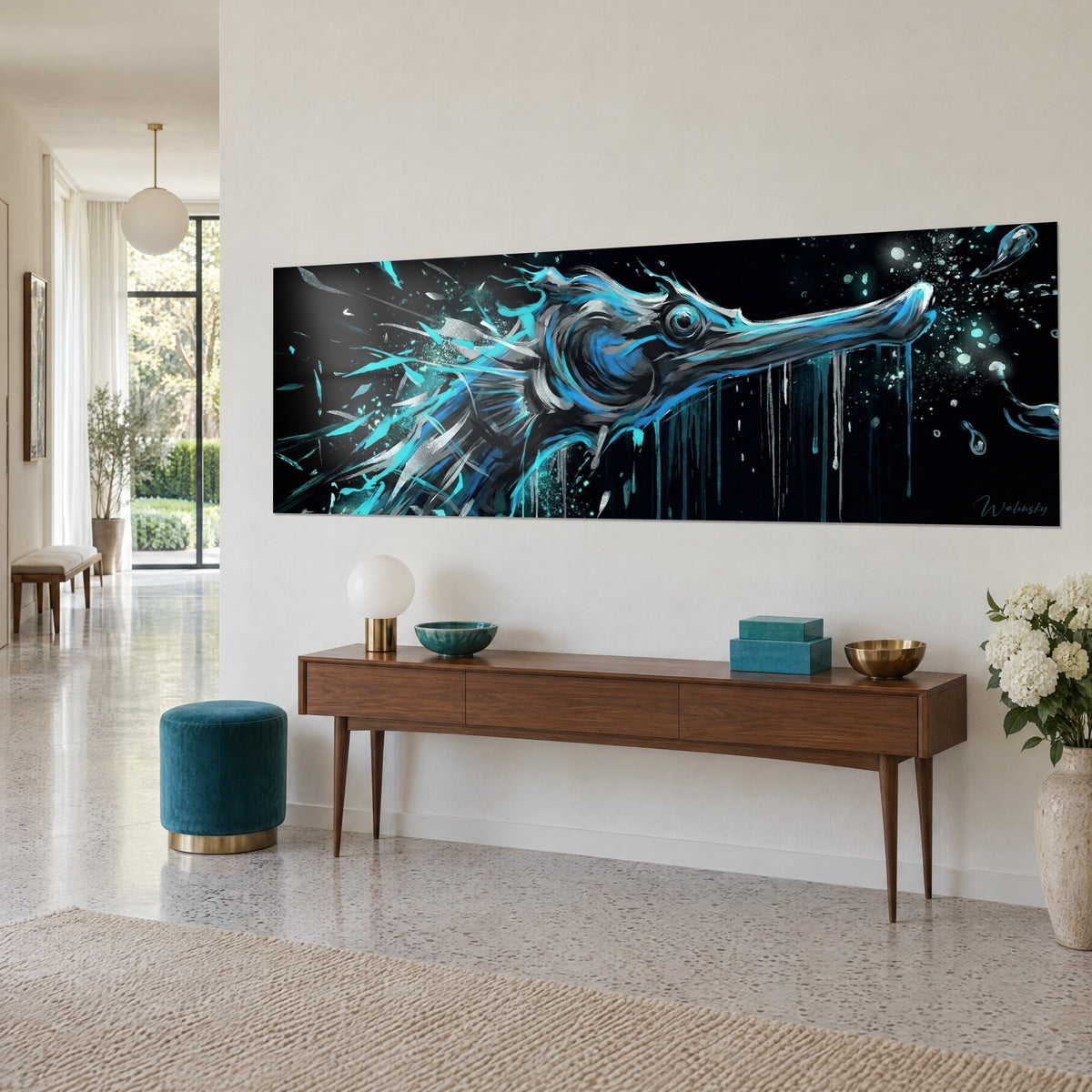 Schilderij zeewezen in elektrisch blauw en parelgrijs, verticale druipsporen op zwarte achtergrond, driekwartzicht op een houten dressoir
