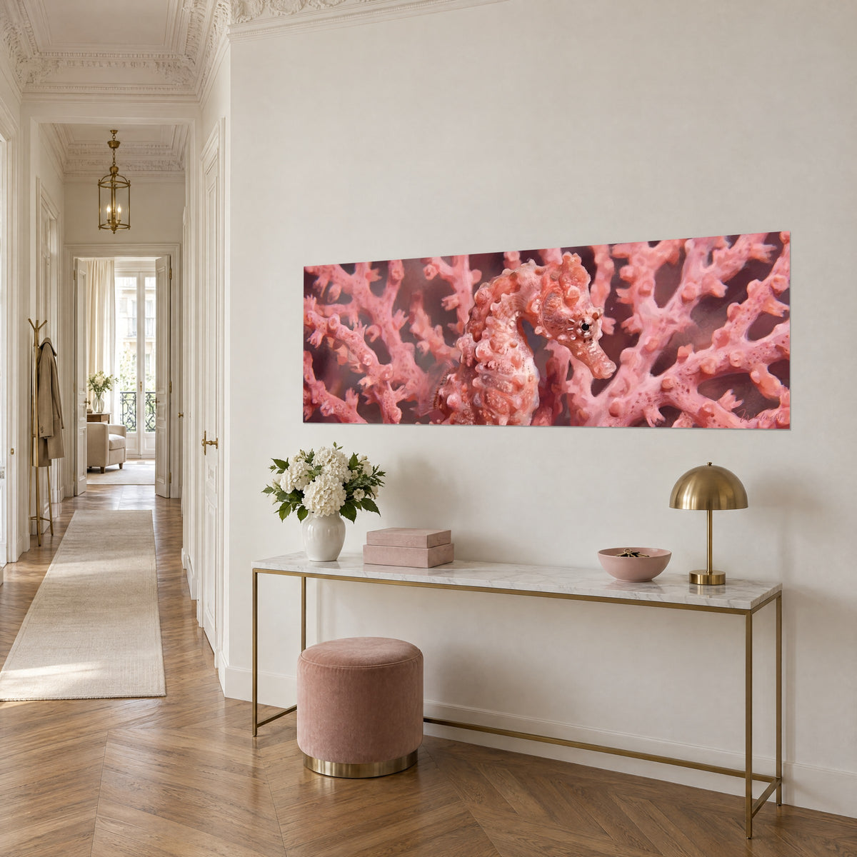 Schilderij van een felroze zeewaaier met knoestige takken die een klein koraalkleurig zeepaardje omsluiten, op een bordeauxrode achtergrond, boven een vergulde gangconsole