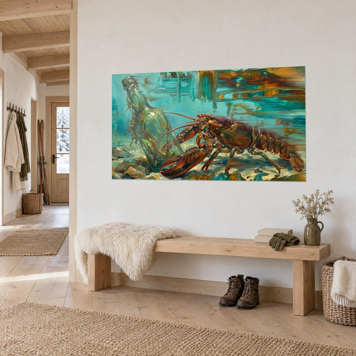 Quadro crostaceo dalle chele arancioni davanti al collo di una bottiglia di vetro, acqua turchese e riflessi ocra, sopra una panca di legno di uno chalet
