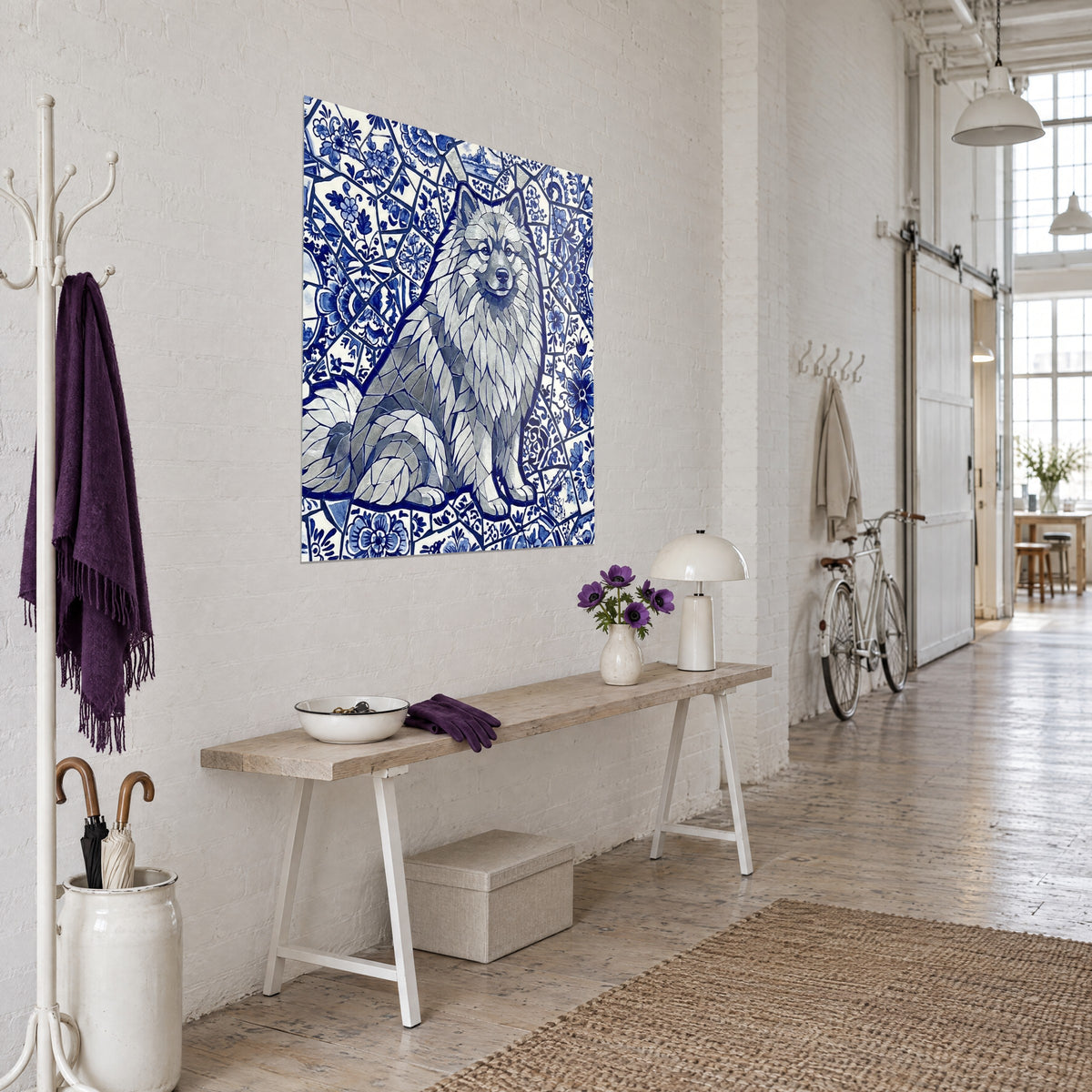 Tableau keeshond assis aux yeux sombres, fragments de faïence bleu indigo et blanc, vu de trois-quarts dans un loft d'artiste