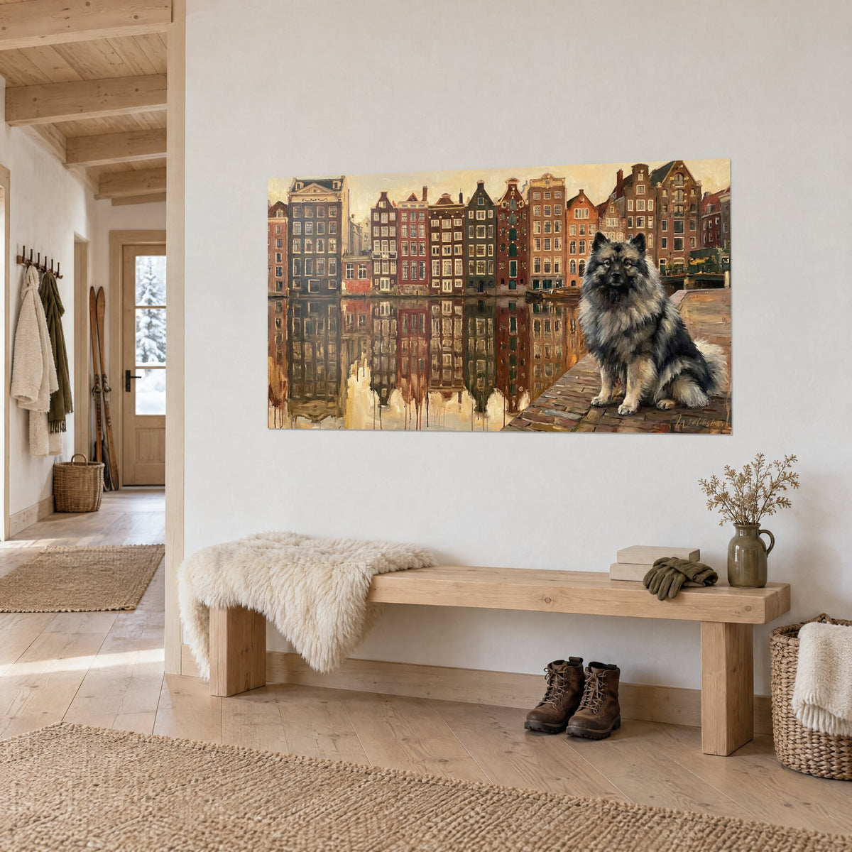 Schilderij Keeshond met zilverkleurige vacht op een keienkade, bruine Hollandse huizen, licht hout en bank