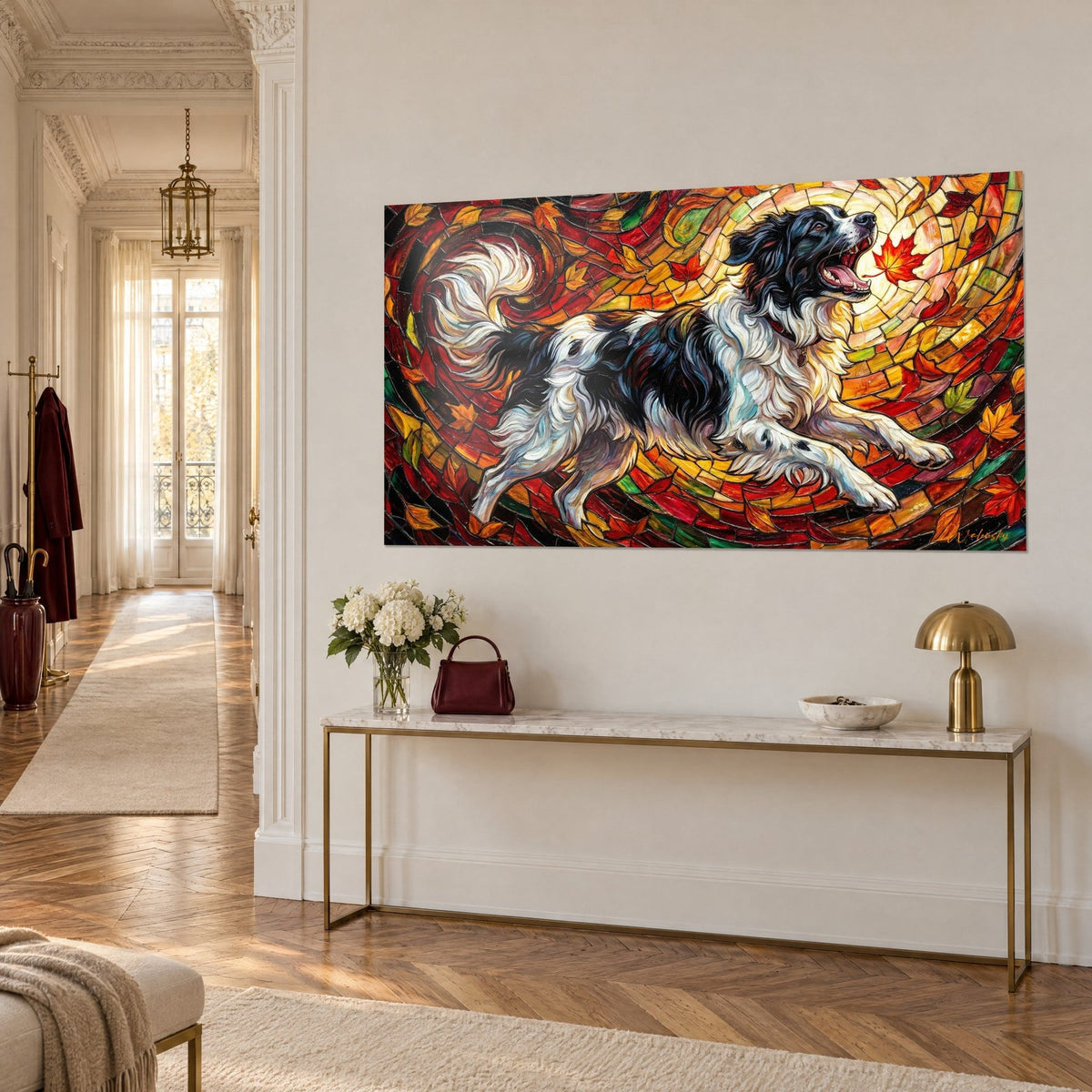 Πίνακας: Landseer με λευκή φτερωτή ουρά, ροζ γλώσσα, που αρπάζει ένα πορτοκαλί φύλλο σφεντάμου, κρεμ τοίχος τύπου Haussmann