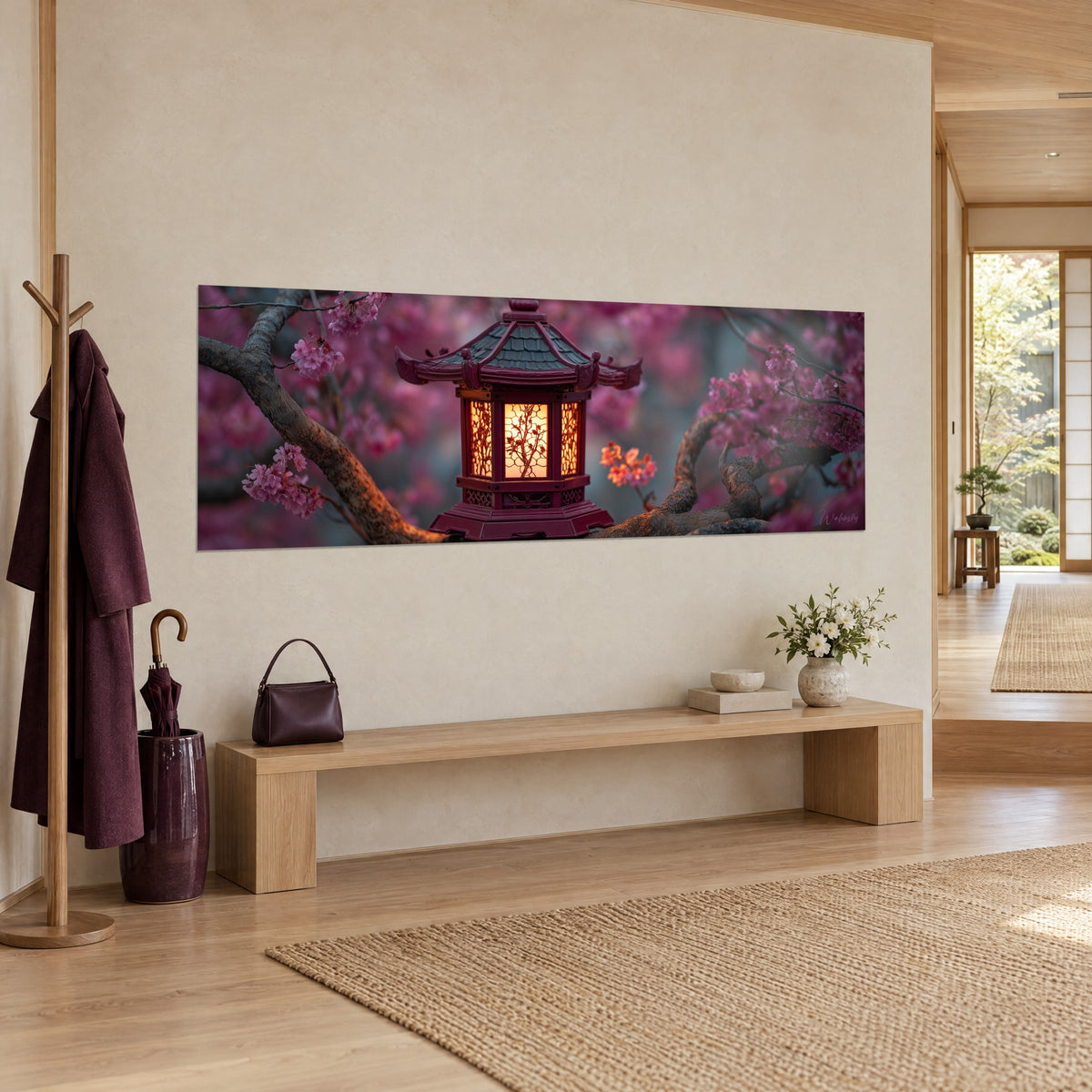 Quadro di una pagoda in miniatura con tetto d'ardesia scura e fiori magenta su fondo grigio-azzurro, vista di tre quarti, ingresso in stile japandi