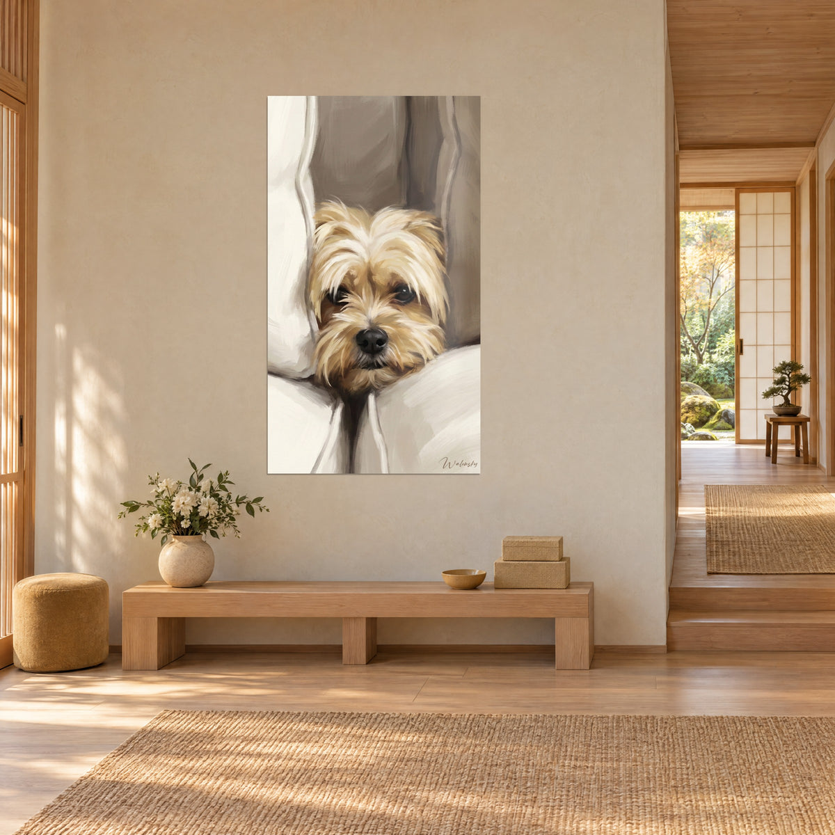 Πίνακας ενός Lhasa Apso με μαύρο μουσούδι και χρυσές τούφες σε φόντο taupe και λευκό, κρεμασμένος τρίτο-τέταρτο δίπλα σε διάδρομο japandi