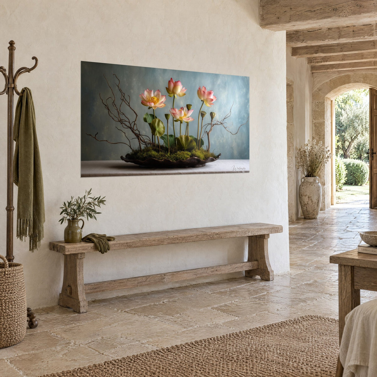 Πίνακας ikebana με ροζέ νούφαρα και σκαλιστά καφέ κλαδιά σε πατινέ μπλε φόντο, πέτρινη είσοδος και ξύλινος πάγκος