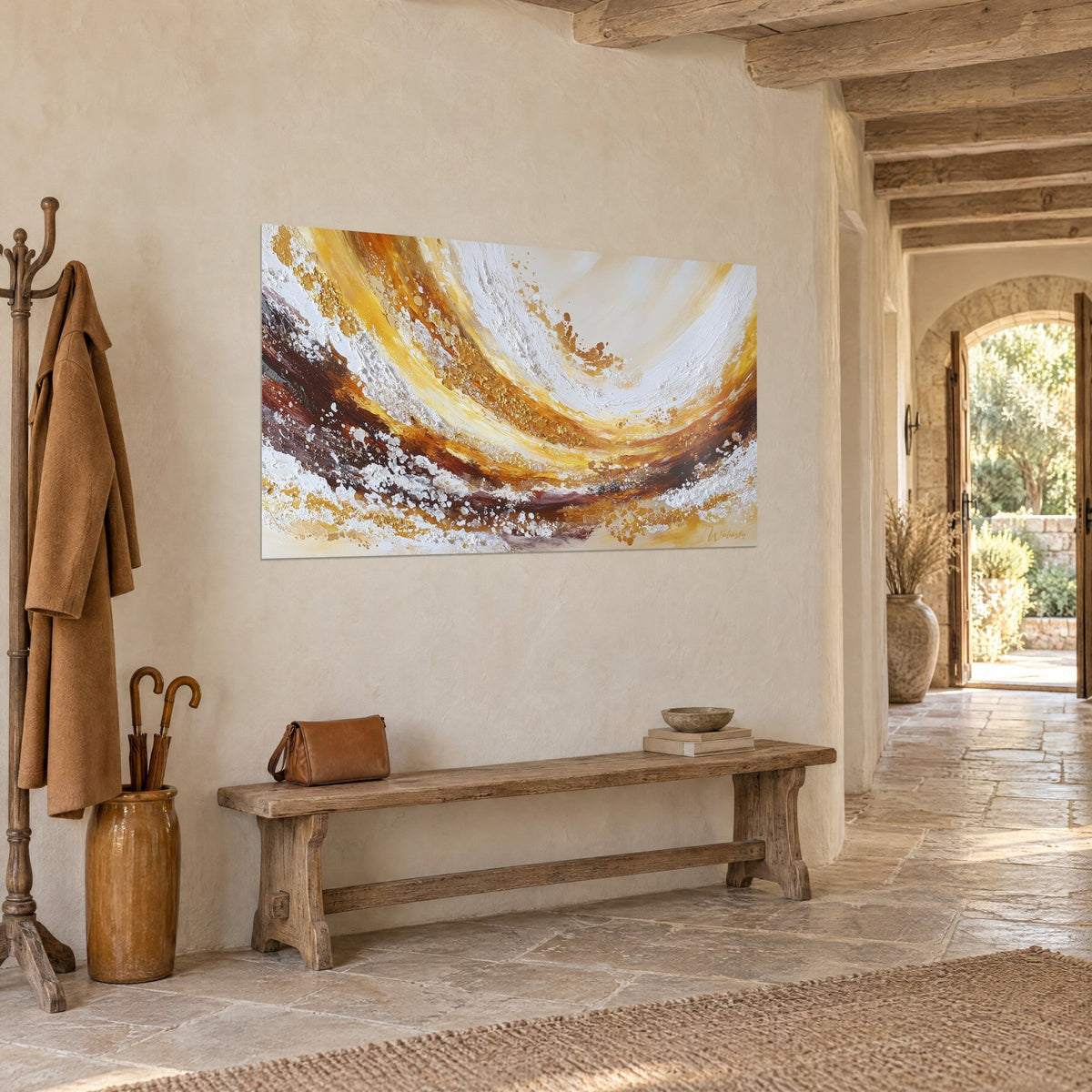 Tableau spirale de caramel et d'ocre jaune sur fond ivoire, vue de trois-quarts dans une entrée en pierre ancienne