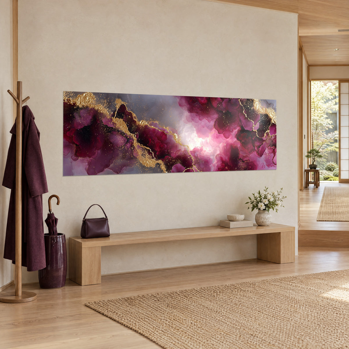 Schilderij van abstract marmer in bordeaux en poederroze, glinsterende gouden scheuren, aan een beige muur naast een houten bank