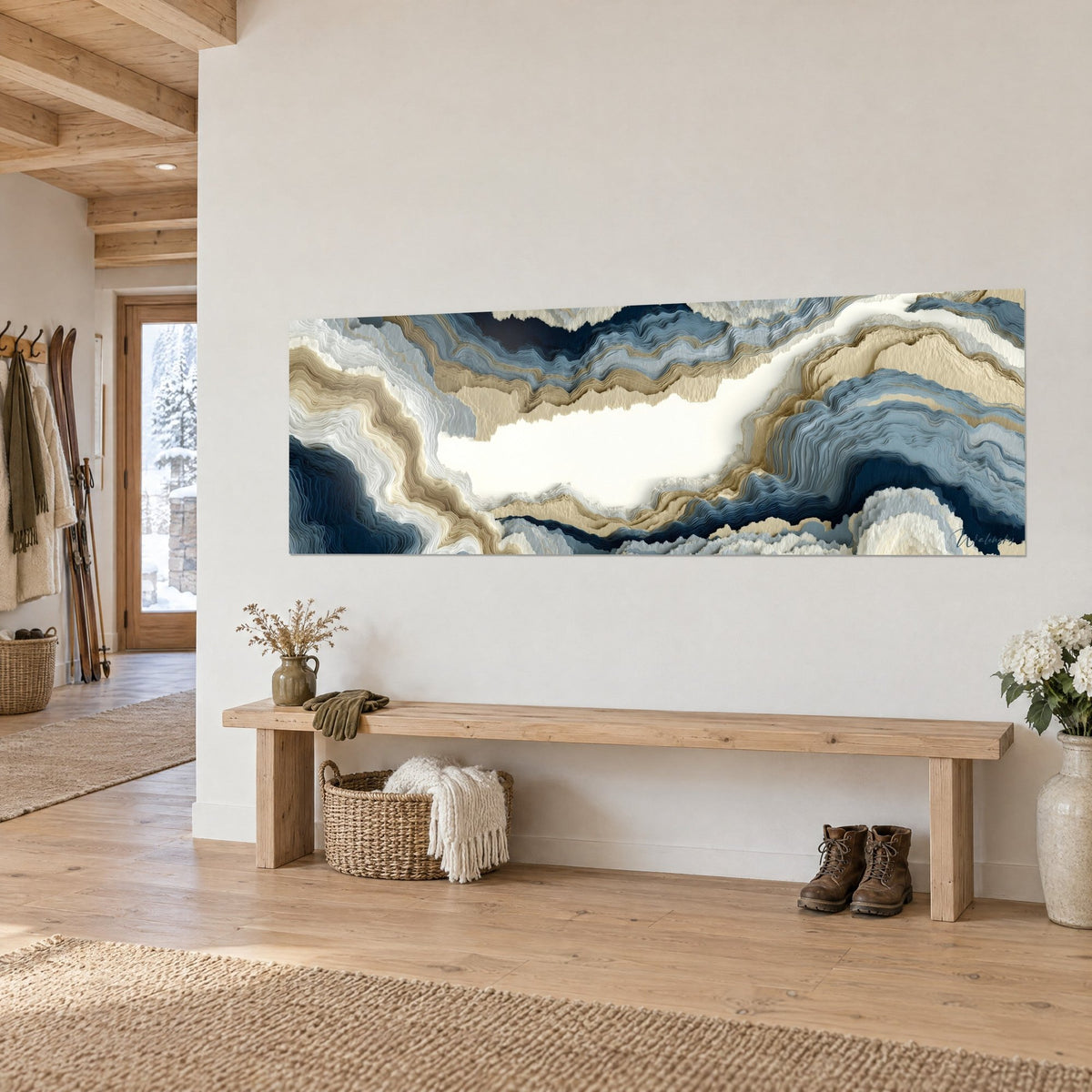Cuadro panorámico de mármol abstracto con vetas azul pizarra y doradas, amplio claro blanco, sobre una pared crema de entrada de chalet
