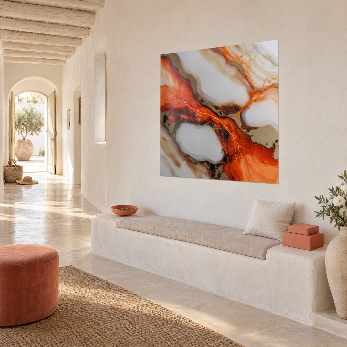 Schilderij met abstracte marmering in roodoranje en ivoor, korrelige gouden randen, hangend boven een witte bank in een Mediterraans huis