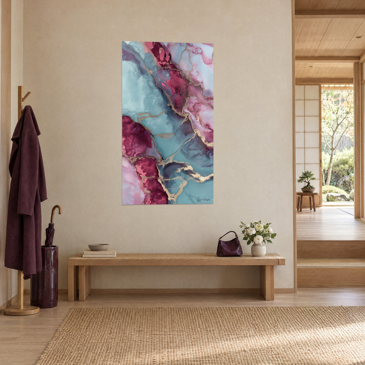 Quadro ad alcol con velature blu celadon e fucsia, filetti dorati, parete crema, panca in legno e ingresso japandi