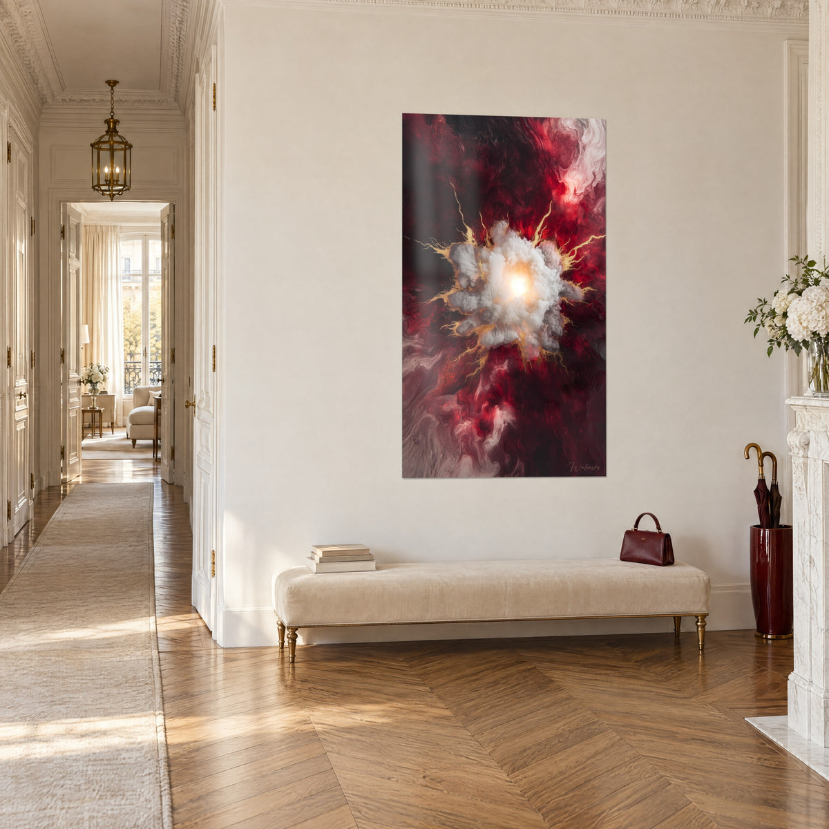 Quadro esplosione di fumo avorio e bagliori d'oro su marmo carminio, vista di tre quarti in fondo a un corridoio haussmanniano