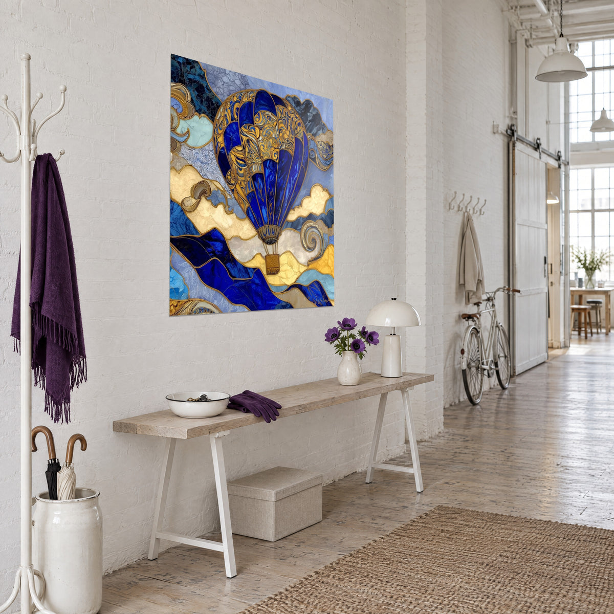 Cuadro dirigible Art Nouveau con paneles zafiro y oro, nubes de marfil esculpidas, pared blanca y consola de madera clara en un loft