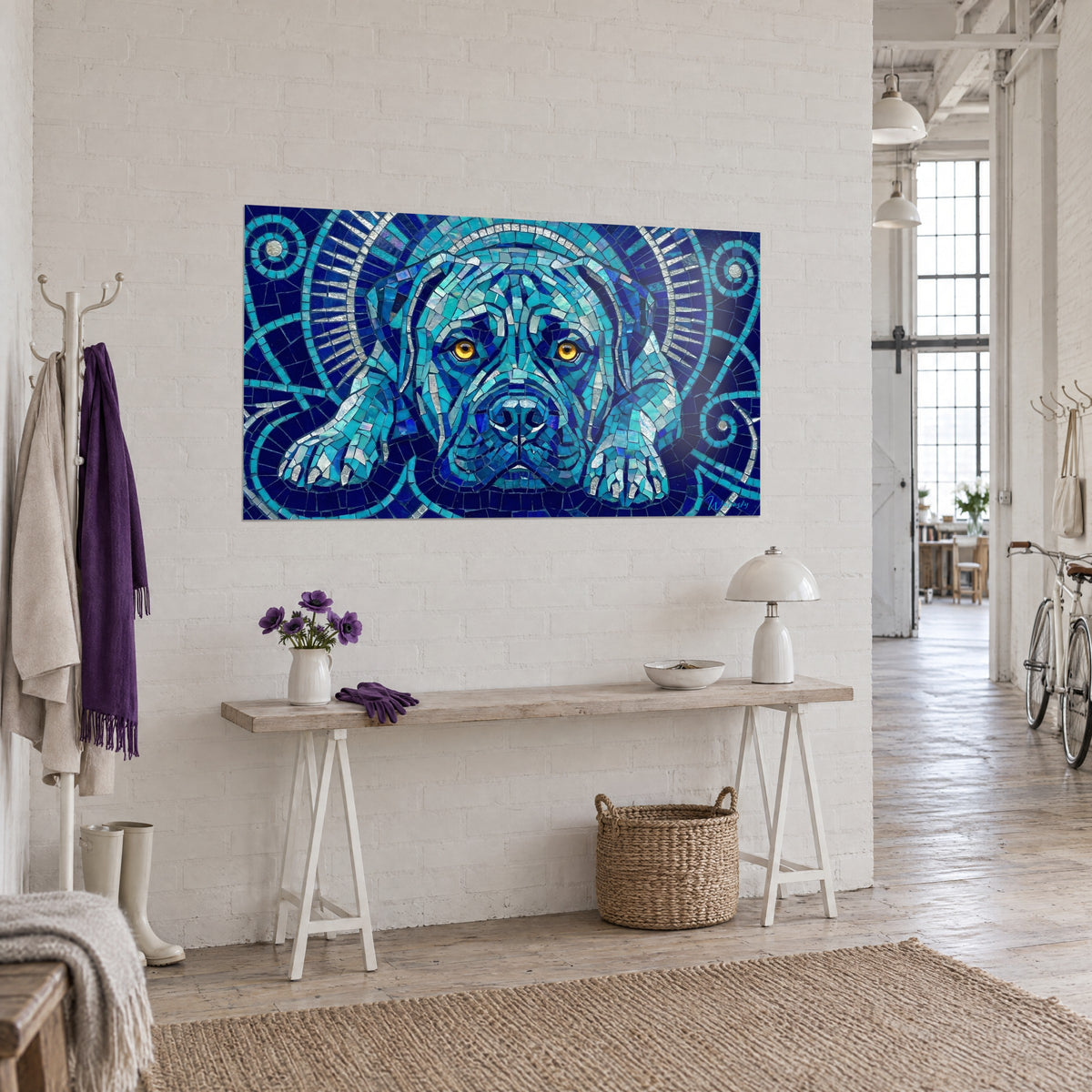Tableau chien aux tesselles argentées et cobalt, museau entre les pattes, halo rayonnant, vu de trois-quarts dans un loft
