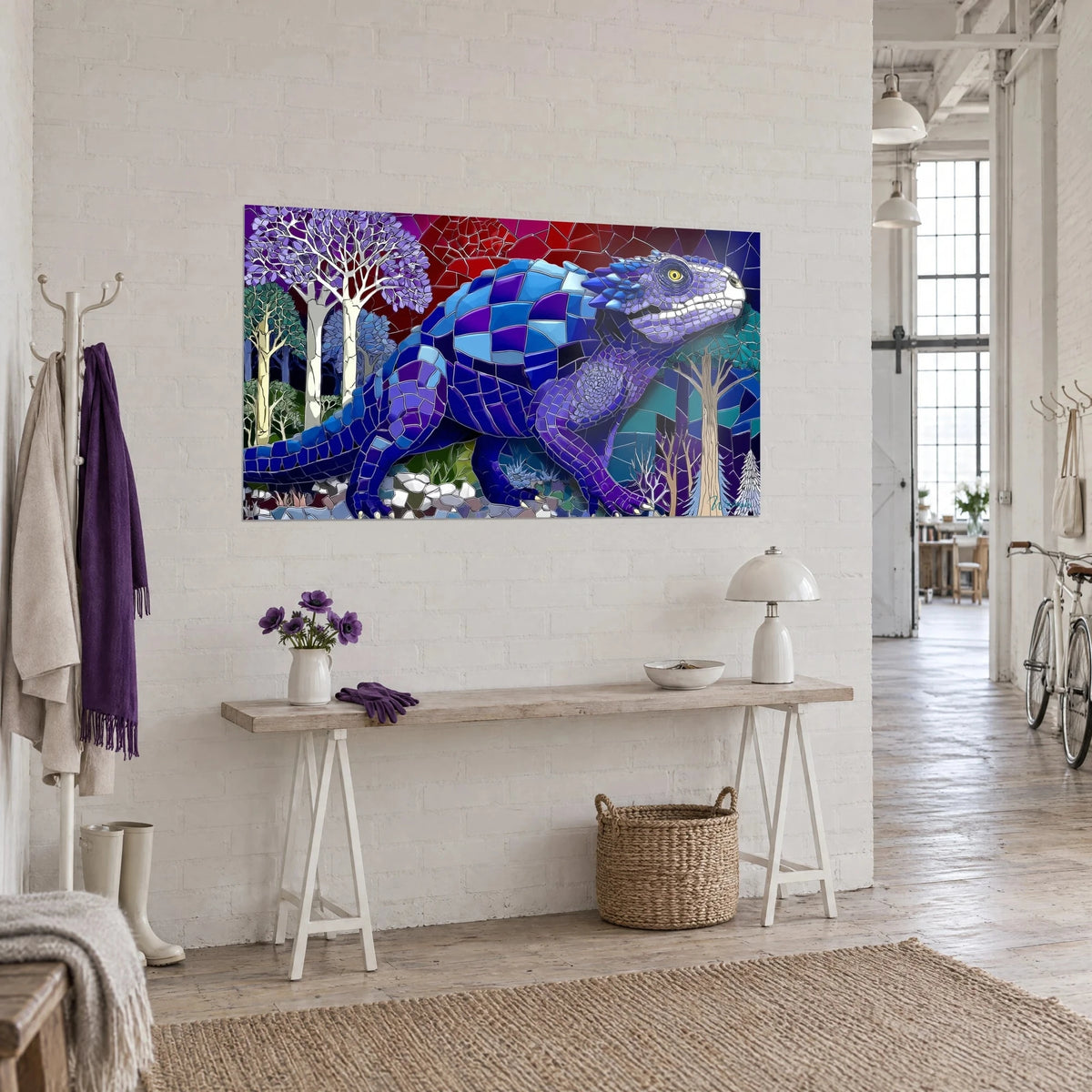 Tableau Scutosaurus en tesselles indigo et turquoise, arbres blancs et lilas, œil jaune, vue de trois-quarts dans un loft