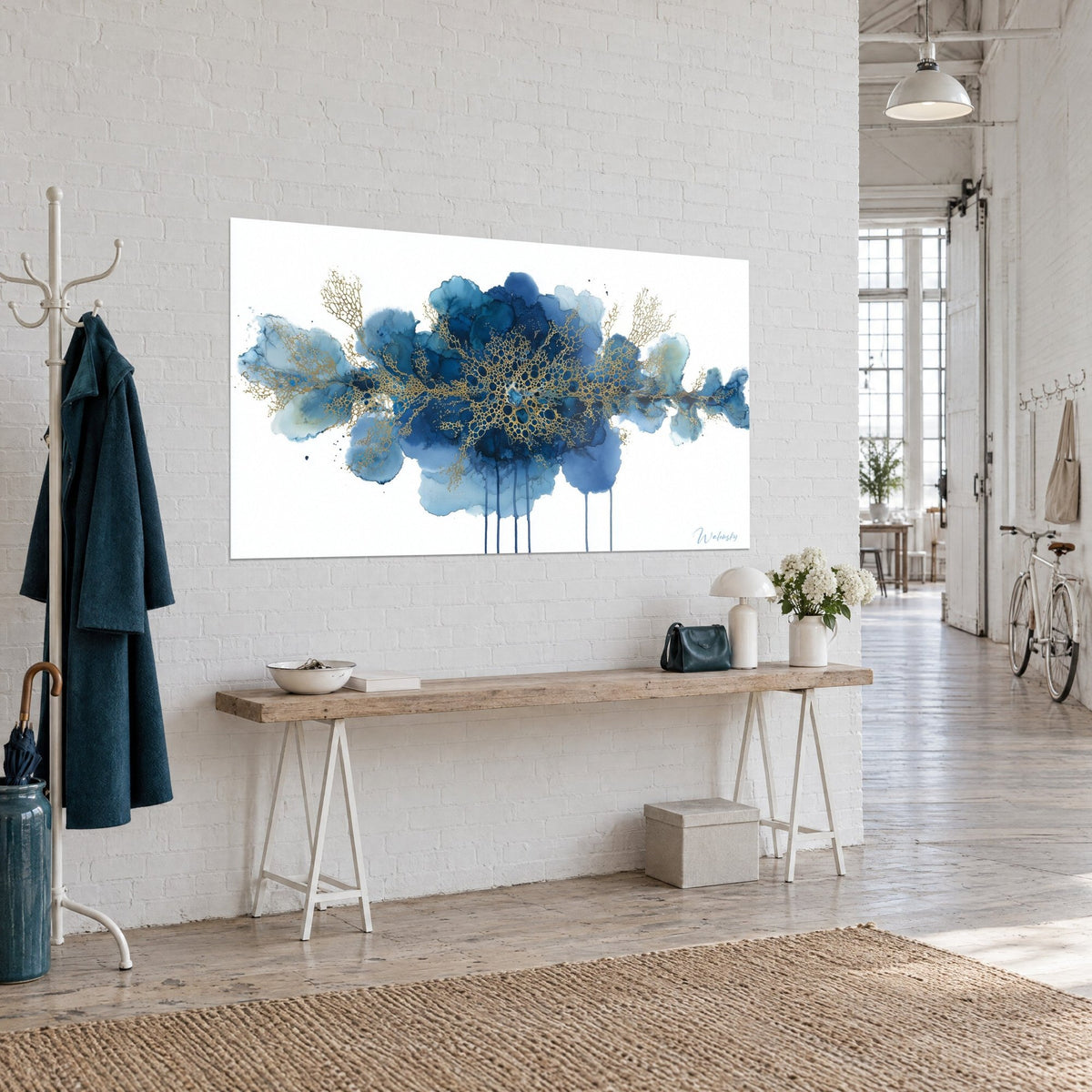 Gemälde stilisierte Koralle als Aquarell, kobaltblaue und azurblaue Wolken durchzogen von einem goldenen Netz, vor einer weißen Ziegelwand