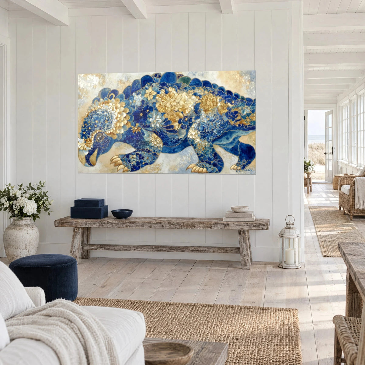 Cuadro reptil prehistórico con pétalos de oro y zafiro, armadura floral vista de tres cuartos, encima de un banco de madera en bruto