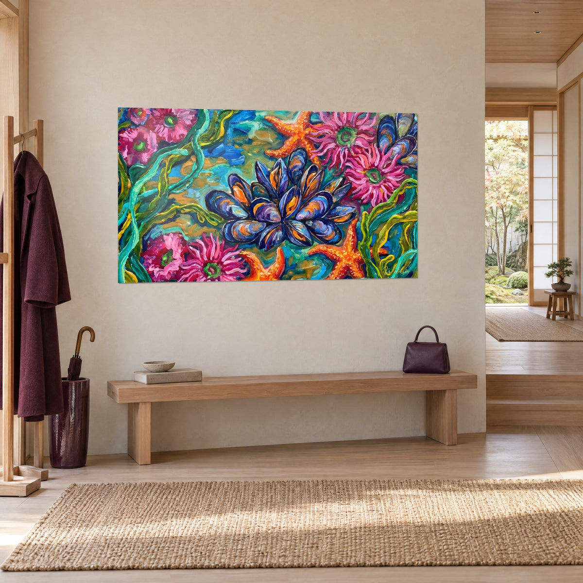 Quadro fondale marino rigoglioso, conchiglie indaco bordate di arancio, anemoni fucsia, alghe turchesi, su una parete beige accanto a una panca in legno