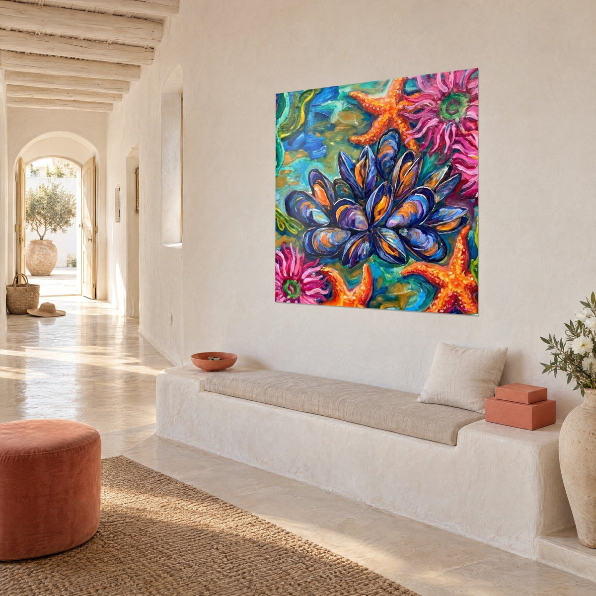 Cuadro racimo de conchas índigo y naranjas rodeado de estrellas de mar, pared blanca, banqueta de piedra, vista de tres cuartos