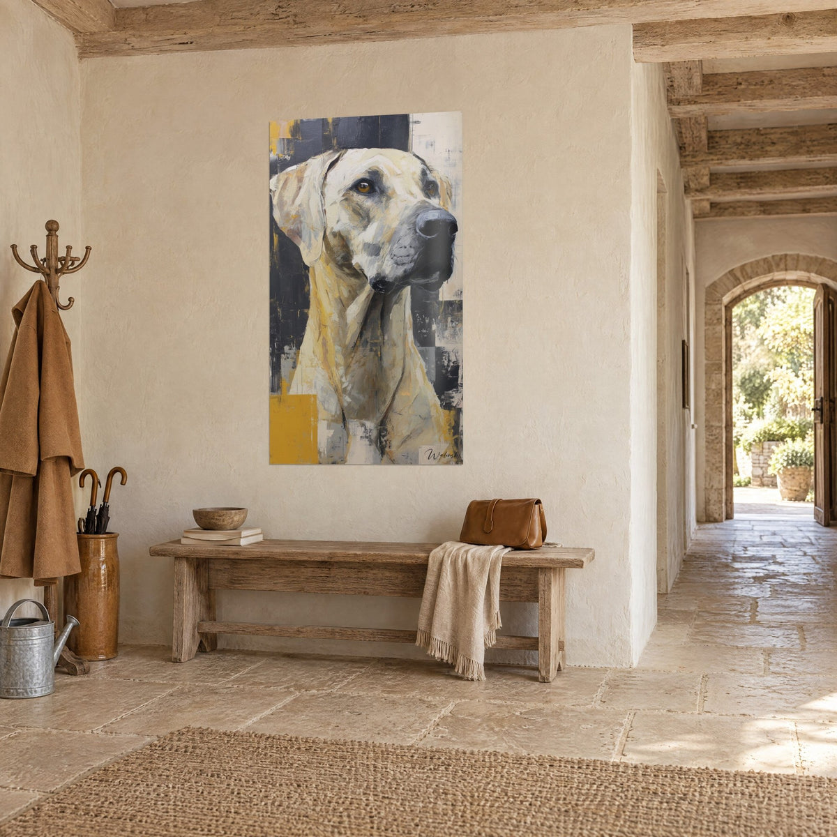 Tableau chien blond au regard ambré tourné vers la droite, fond gris anthracite et ocre, entrée en pierre et banc de bois