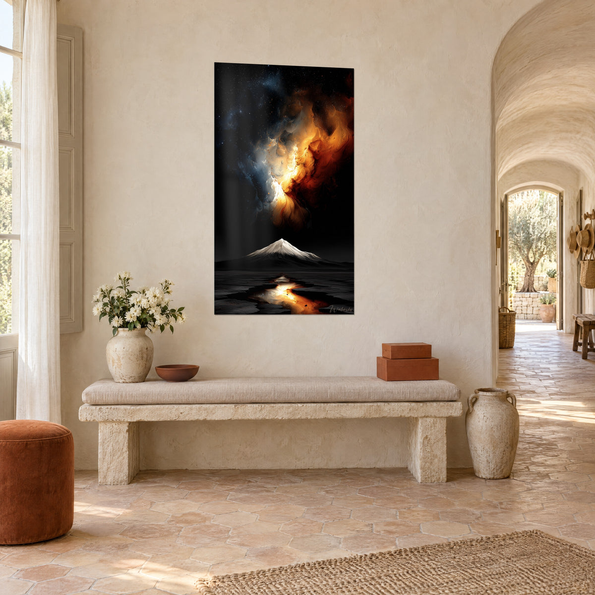 Gemälde Weißer Vulkan unter einem Sternenhimmel, kosmischer Dunst in Bernstein und Elfenbein, leuchtender Riss im Boden, Dreiviertelansicht in einem provenzalischen Landhaus