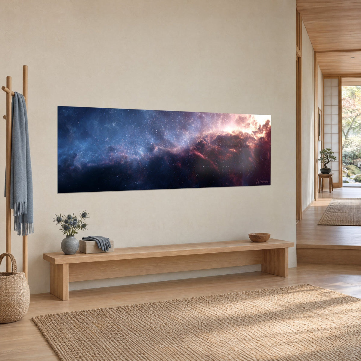 Gemälde Galaxie mit dunkelroten Graten, eisiger sternenübersäter blauer Himmel, dreiviertel aufgehängt neben einer Bank aus hellem Holz