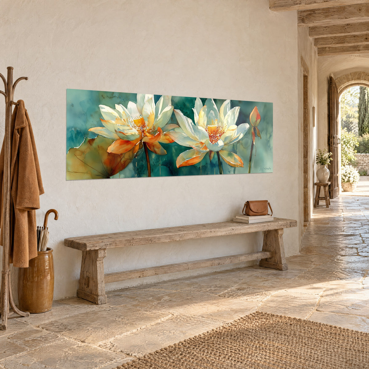 Cuadro nenúfares crema y naranja, dos flores abiertas y un capullo sobre agua azul verdosa, en la entrada de piedra de una casa