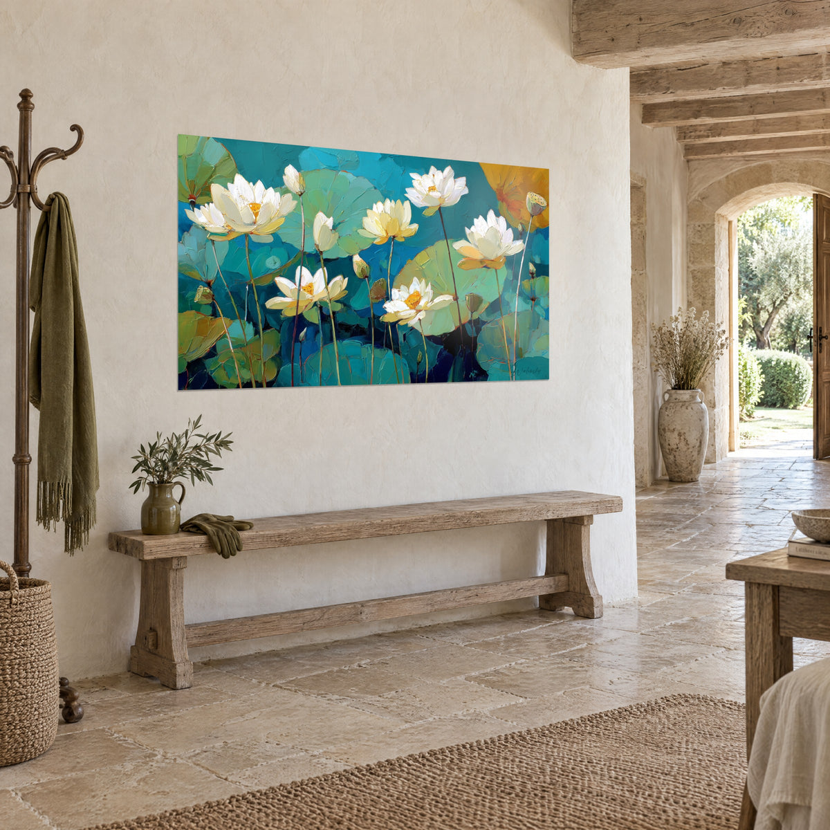 Cuadro flores de loto color crema y hojas verde agua pintadas con espátula, pared de piedra de una casa de campo