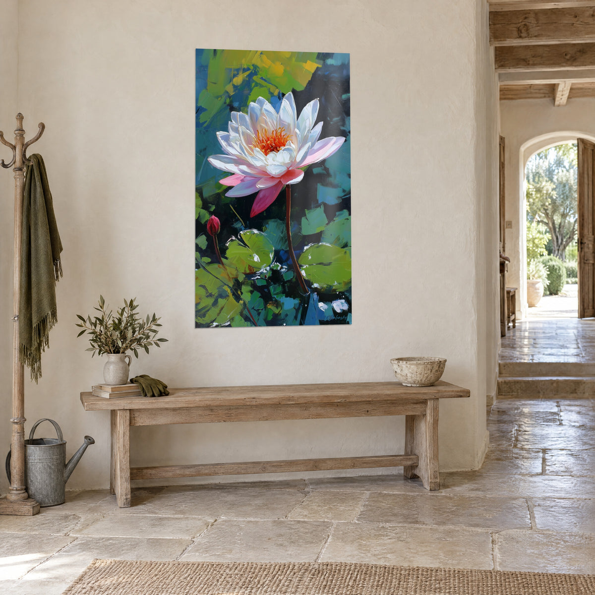 Schilderij ivoorkleurige en roze lotusbloem voorovergebogen over zachtgroene bladeren, driekwart zicht in een stenen huis