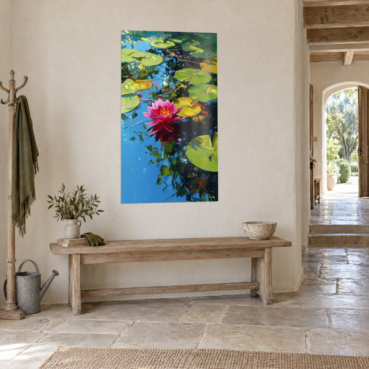Gemälde Lotusblüte in Fuchsia mit gelbem Herz, purpurrote Spiegelung auf azurblauem Wasser, im Dreiviertelblick in einem Steinhaus