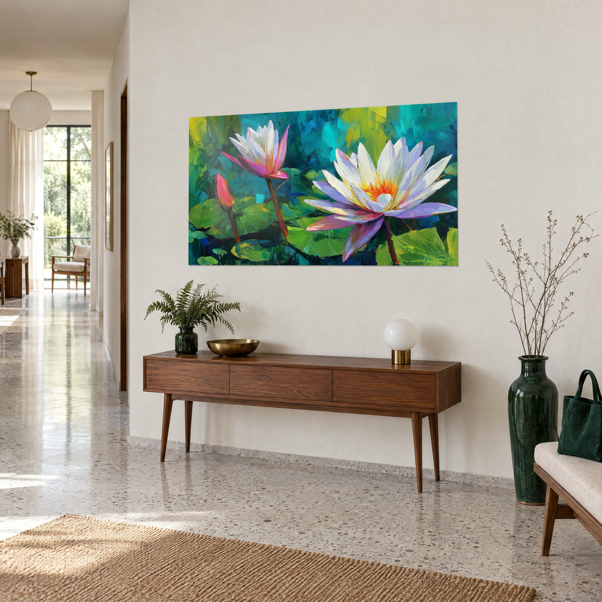 Cuadro flor de loto marfil con corazón anaranjado, capullo rosa, hojas verdes, visto de tres cuartos sobre un aparador de madera