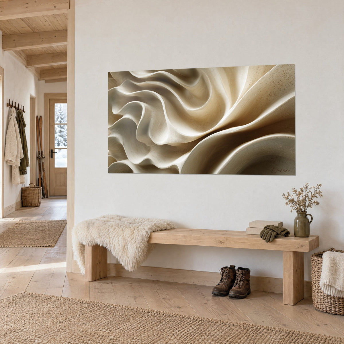 Quadro con onde di gesso avorio e sabbia dalle creste dorate, visto di tre quarti accanto a una panca in legno chiaro nell'ingresso dello chalet