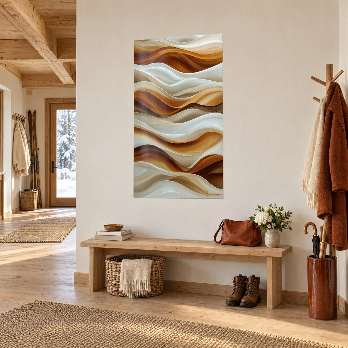 Schilderij met zijdeachtige duinen in ivoor en karamelbruin, opgehangen aan een witte muur boven een bank van licht hout in een chalet