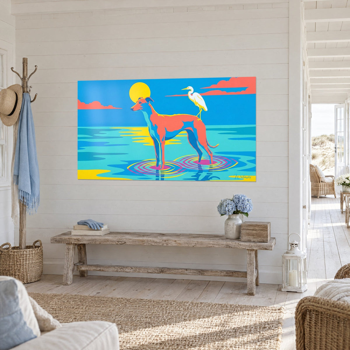 Gemälde Greyhound in Lachsrosa mit Pfoten in violetten Wasserkreisen, leuchtend blauer Himmel, weiße Holzwand im Dreiviertel-Blick